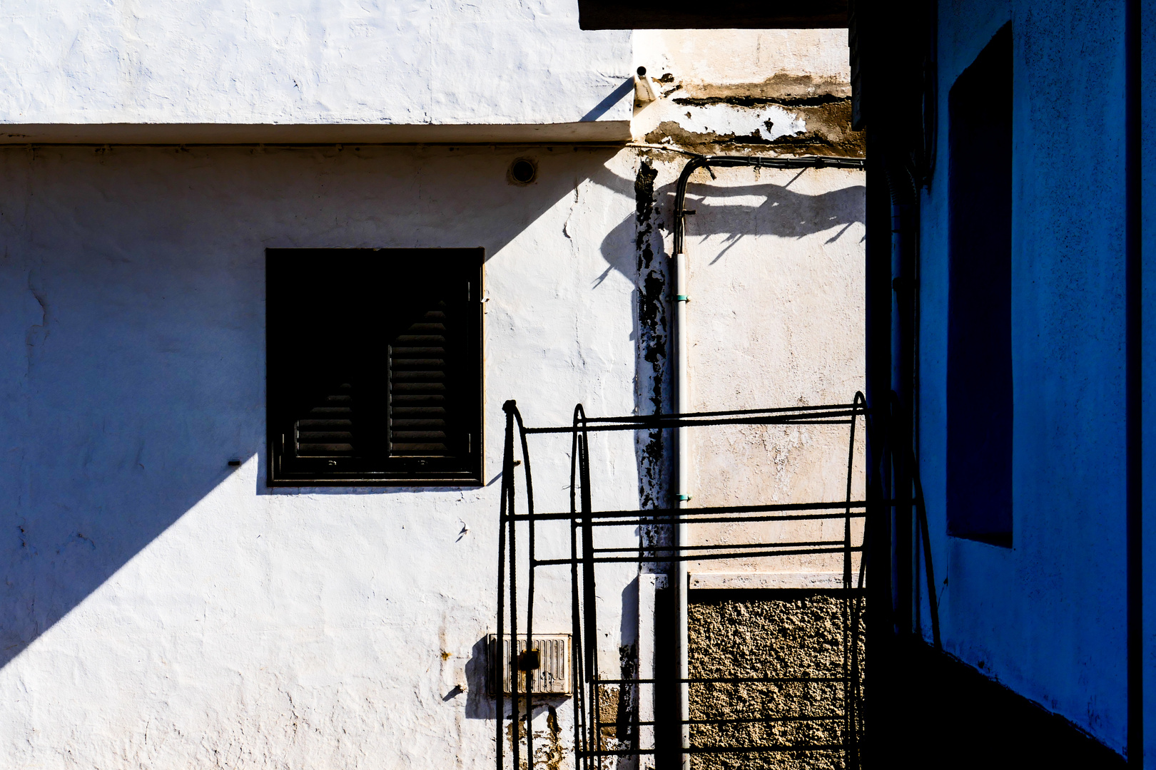 Architektonisches Durcheinander mit ecklaufendem Schatten