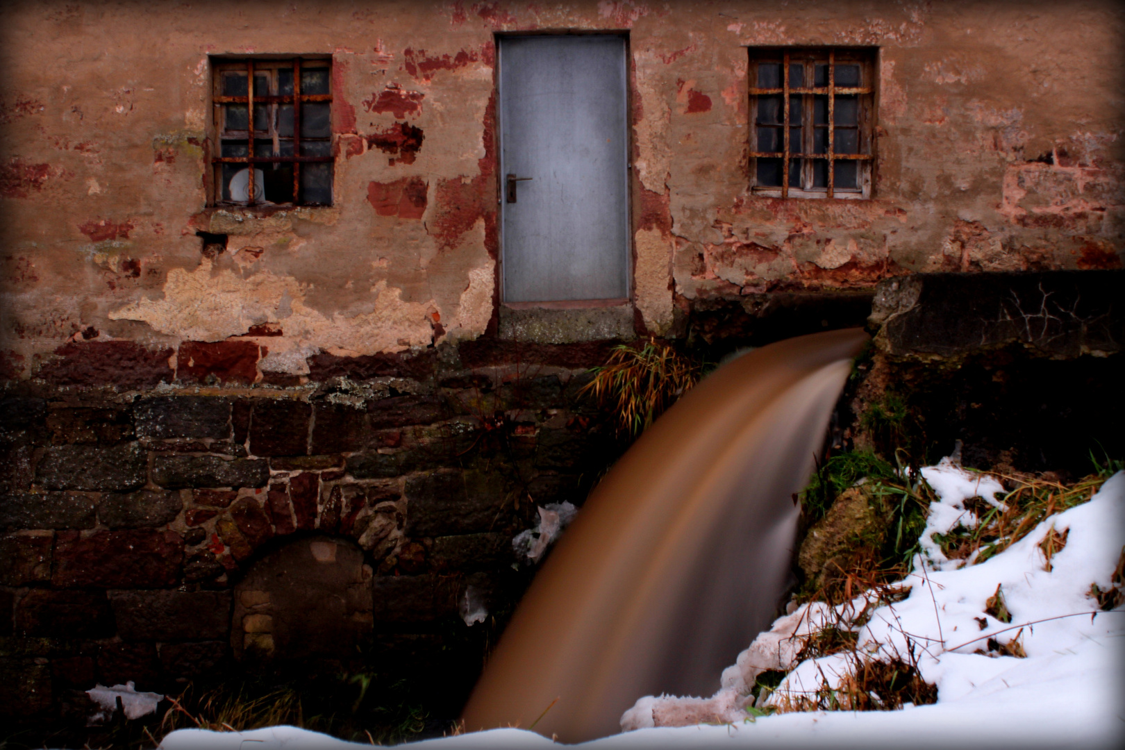 Architektonisches Wunder + Wasserfall