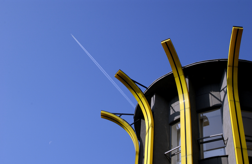 Architektur mit Flieger, Mond und Sonne satt