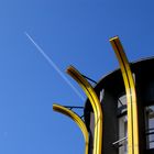 Architektur mit Flieger, Mond und Sonne satt