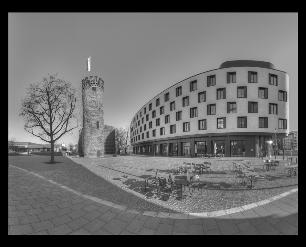 Architekturen gegenüber. Bollwerksturm / Hotel Mercure Heilbronn 1