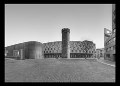 Architekturen gegenüber. Bollwerksturm / Hotel Mercure Heilbronn 2