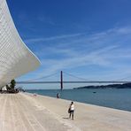 Architekturmuseum MAAT und Brücke des 25.April