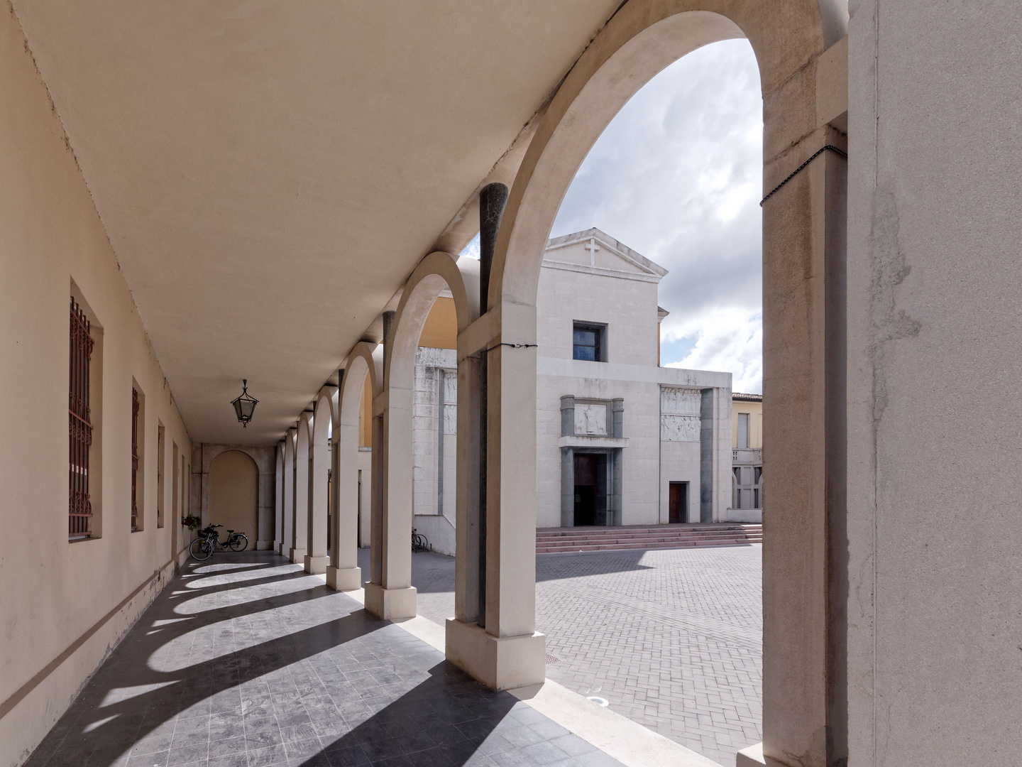 architettura razionalista: Tresigallo FE - ll lungo porticato dall'interno - 02