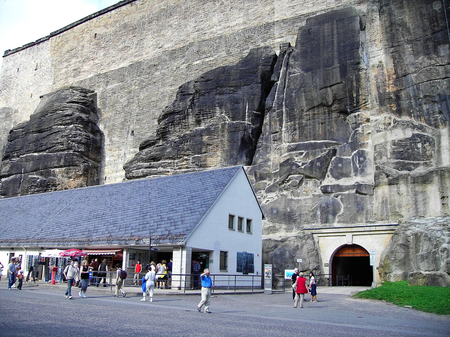 Archiv 17.08.2005  Eingangsgebäude und Zugang Fahrstuhl Festung  Königstein  