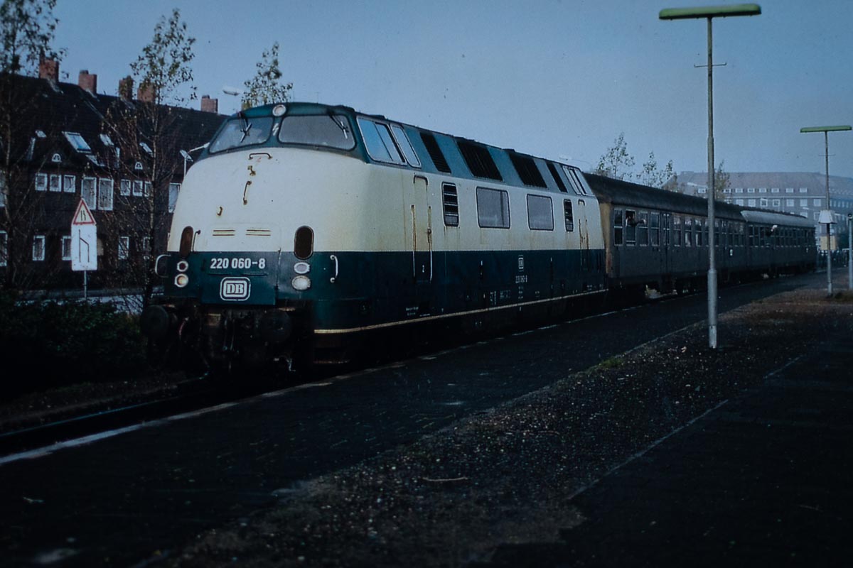 Archiv: 220 060-8: Bahnhof Cuxhaven Ausfahrt aus Gleis 4