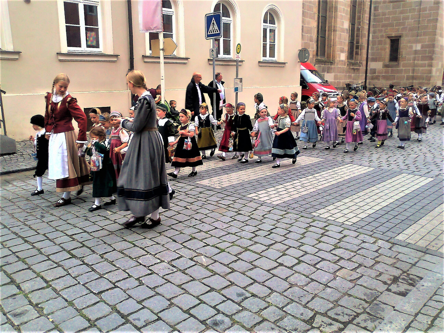 Archiv  22.7.2014 Kinderzeche Dinkelsbühl Lore mit den Kindern