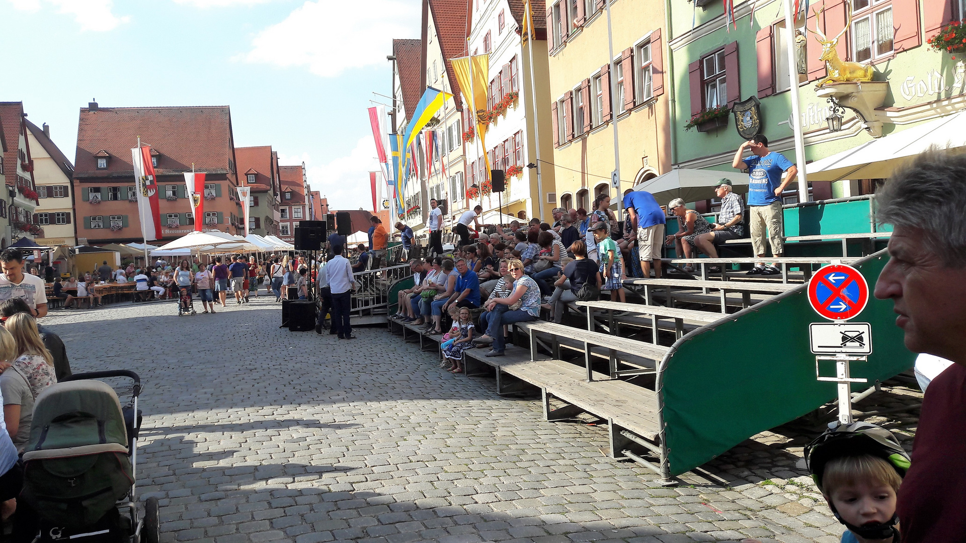 Archiv Juli 2017 Kinderzeche Dinkelsbühl Fahnenschmuck über den Tribühnen