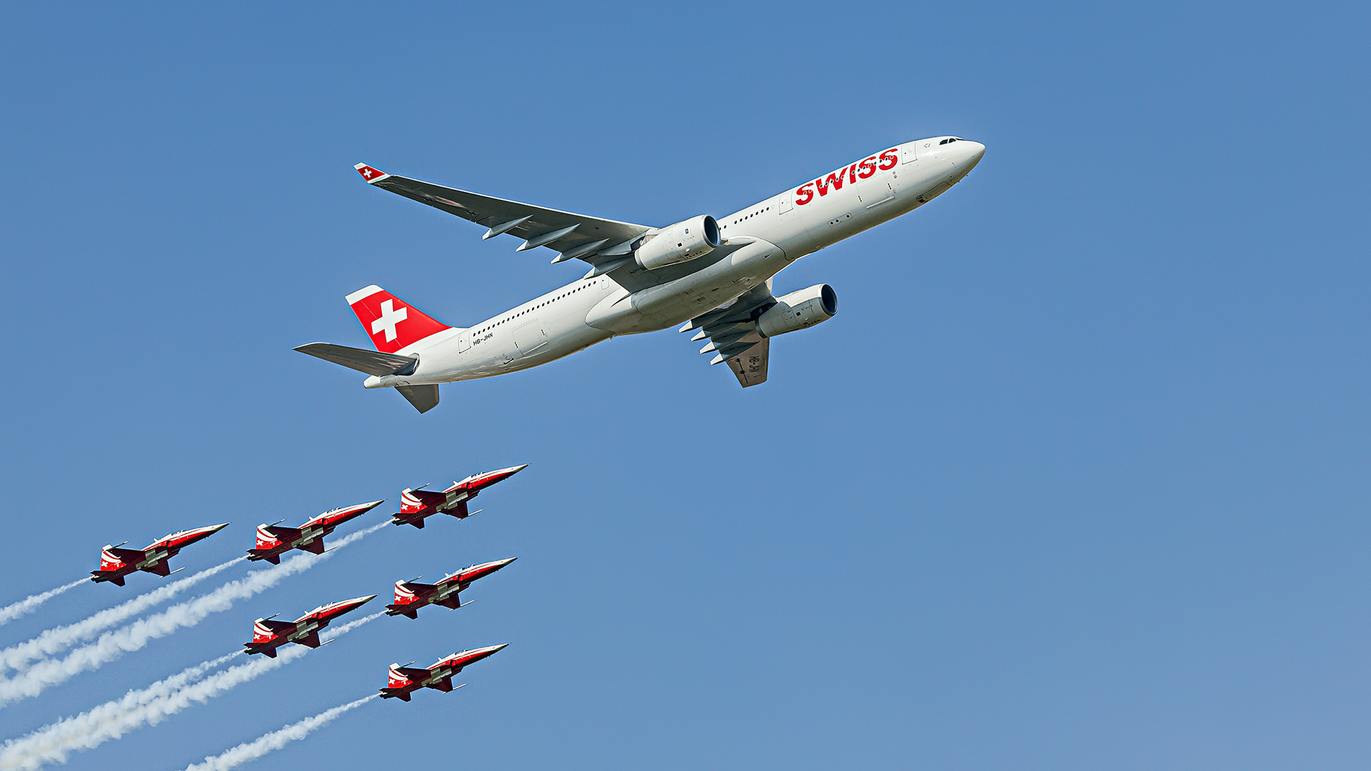 Archivbild: SUISSE A 320 eskortiert von der Patrouille Swiss auf der AIR 14 in Payerne