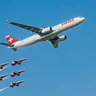 Archivbild: SUISSE A 320 eskortiert von der Patrouille Swiss auf der AIR 14 in Payerne