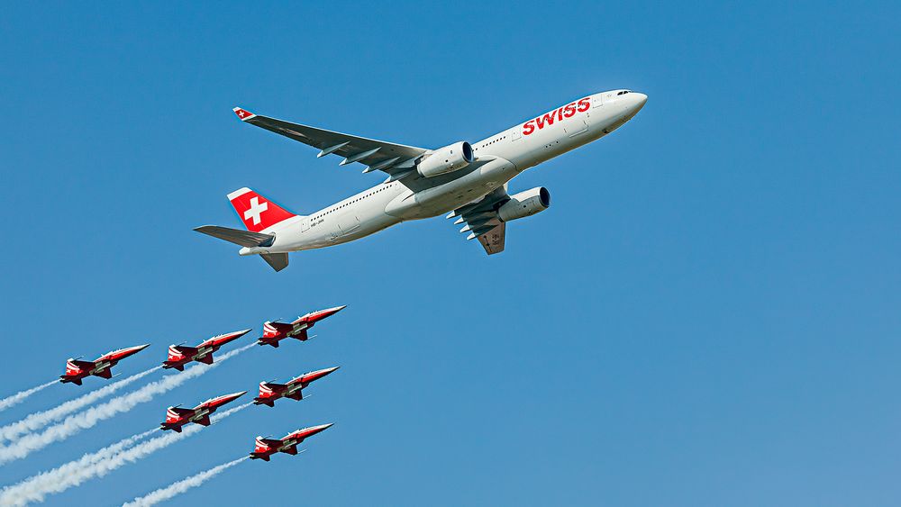 Archivbild: SUISSE A 320 eskortiert von der Patrouille Swiss auf der AIR 14 in Payerne