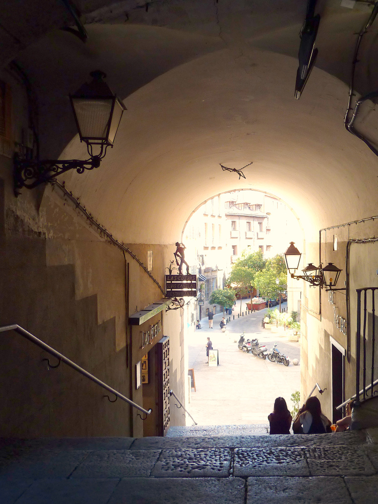 Arco de Cuchilleros ( Madrid )