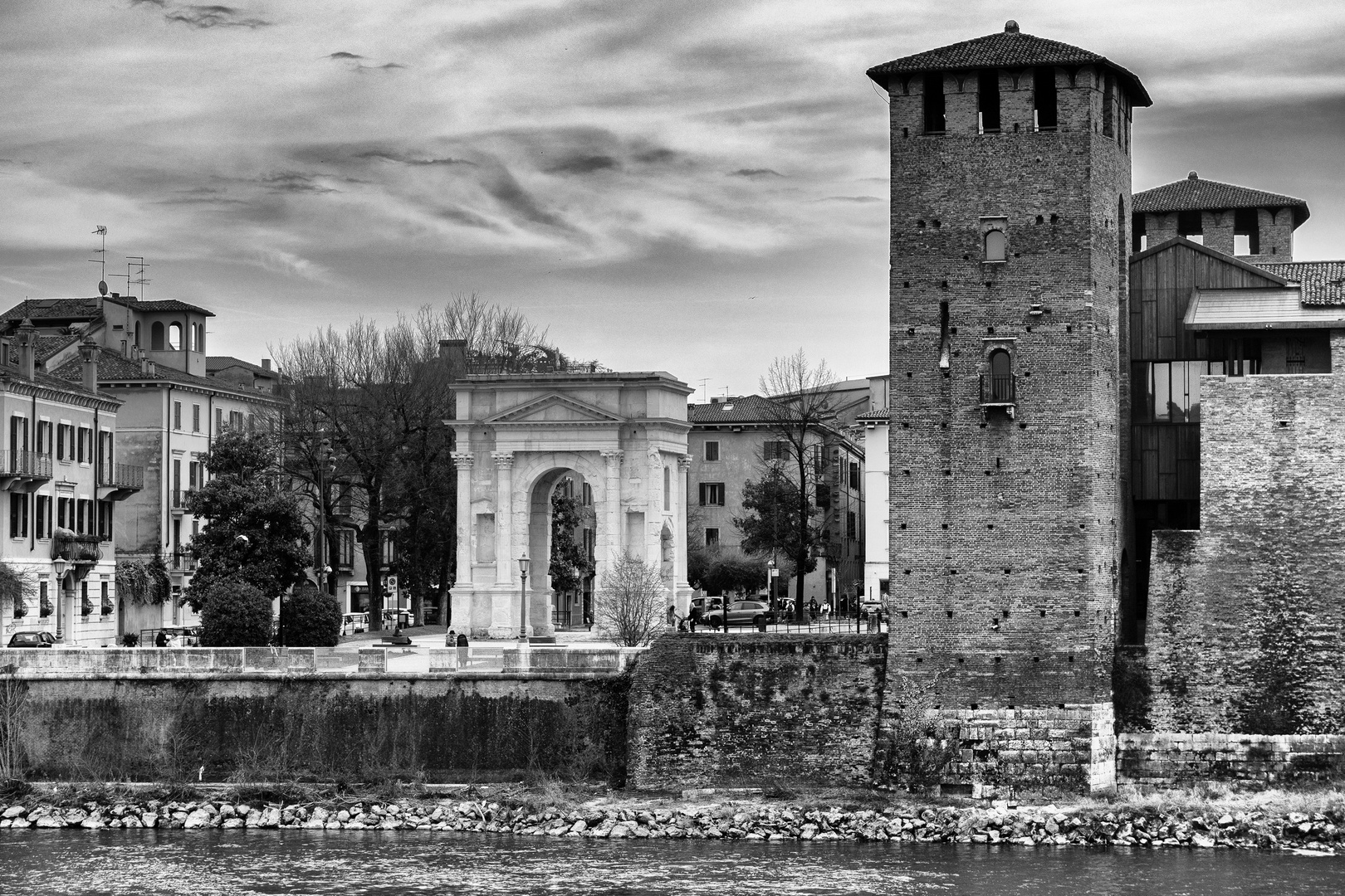 Arco dei Gavi e torre del Castelvecchio