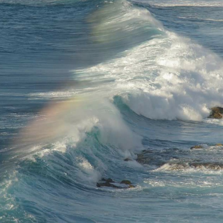 arco iris en las olas