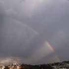 Arco-íris entrecortado por raios solares.