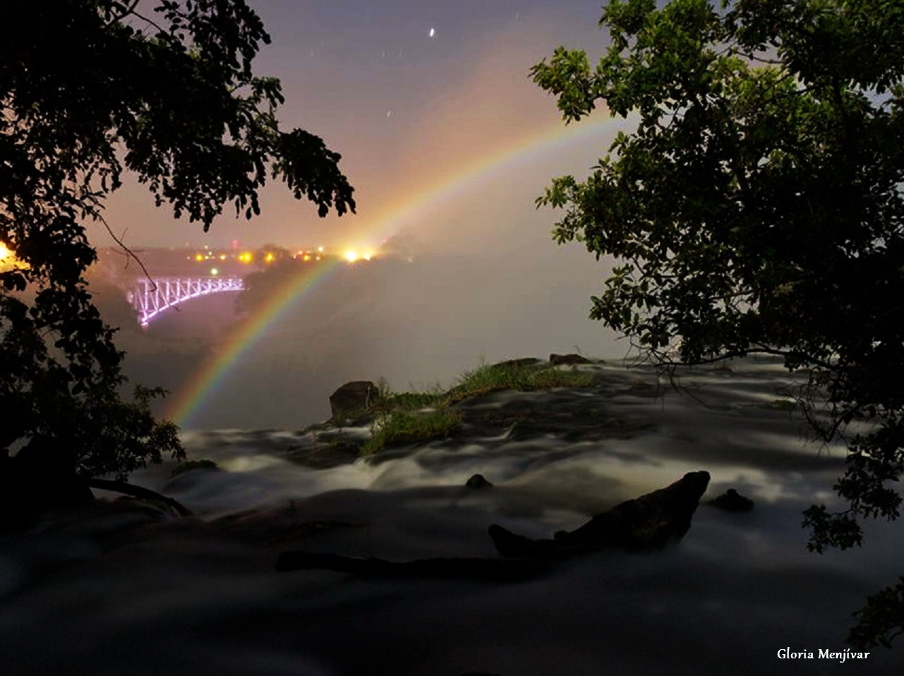 Arco iris lunar en el lago Victoria, Zambia.