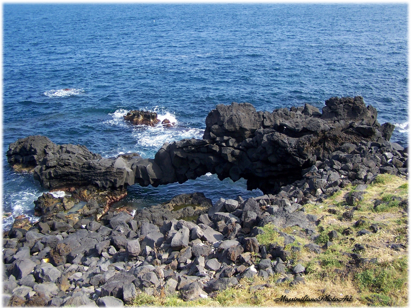 Arco naturale di roccia lavica "Catania"