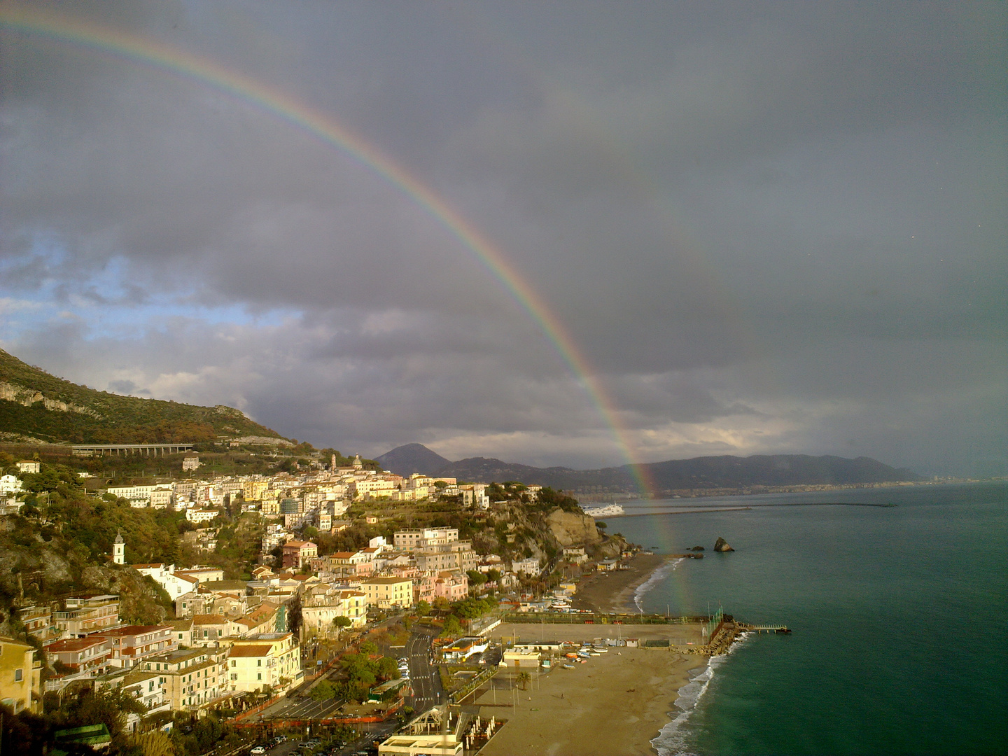 Arcobaleno a Vietri sul Mare: una luce nelle tenebre