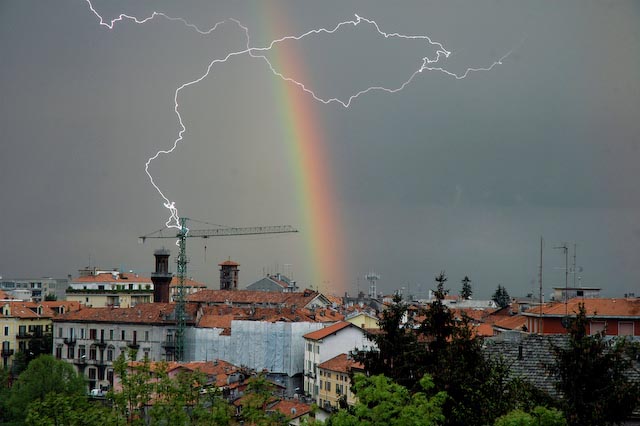 arcobaleno con fulmine