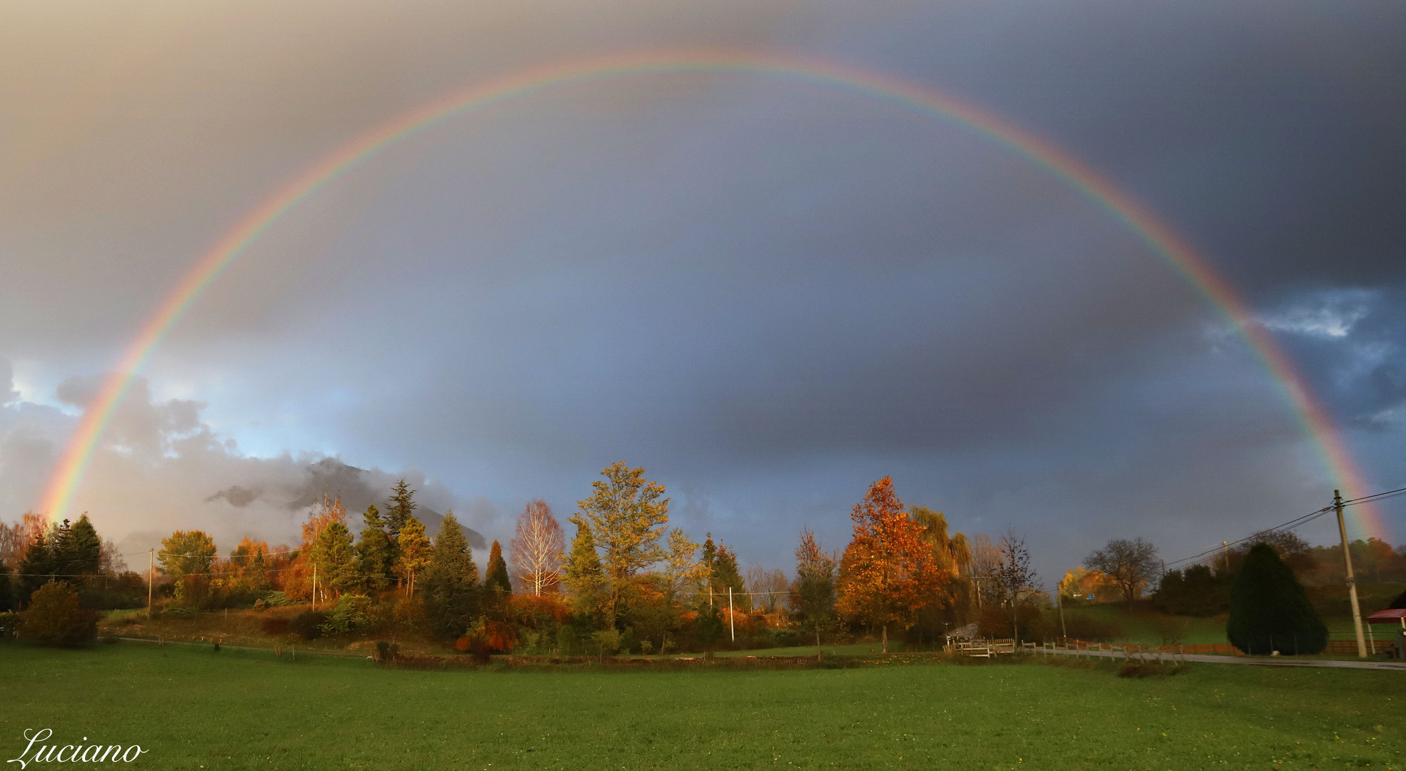 arcobaleno con i colori dell'autunno