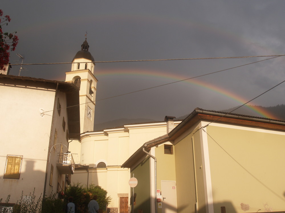 Arcobaleno su una piccola chiesa