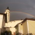 Arcobaleno su una piccola chiesa