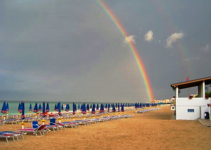 arcobaleno sulla spiaggia