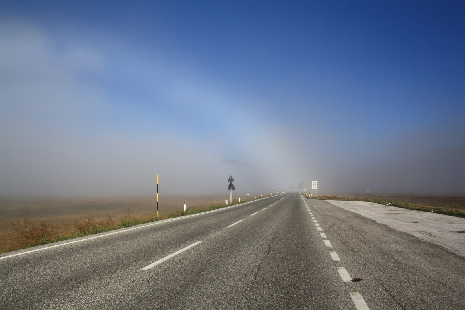 Arcobaleno timido, un ponte verso la nebbia