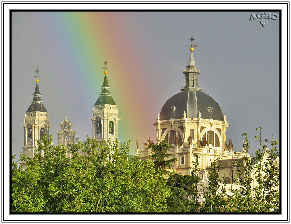 Arcoiris sobre la Almudena de Madrid