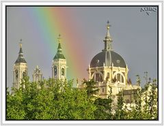 Arcoiris sobre la Almudena de Madrid