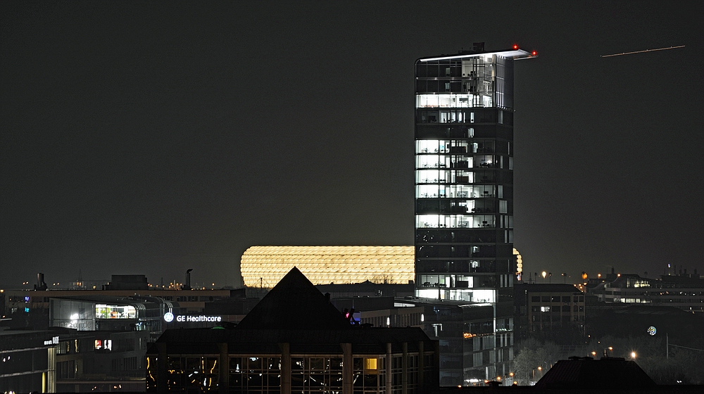 Arena in Weiß - Osram Hochhaus in Schwarz-Weiß - Flugzeug im Landeanflug