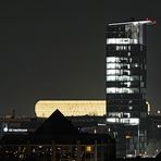 Arena in Weiß - Osram Hochhaus in Schwarz-Weiß - Flugzeug im Landeanflug