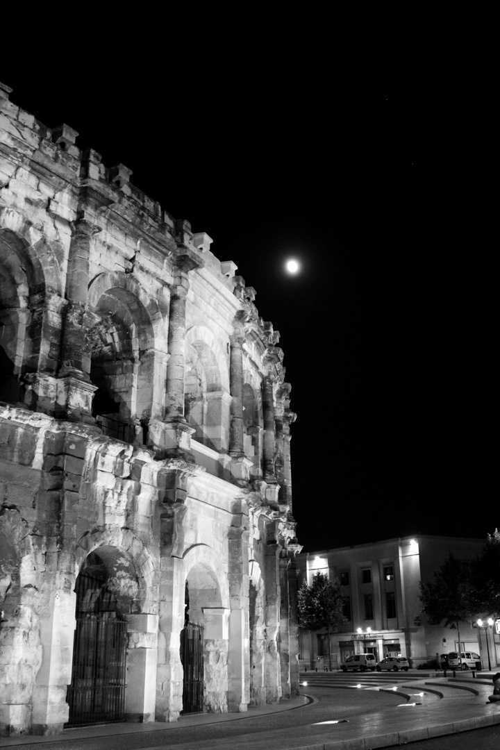 Arènes by night