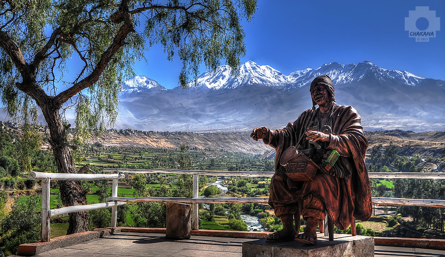 Arequipa mit Vulkan Chachani im Hintergrund