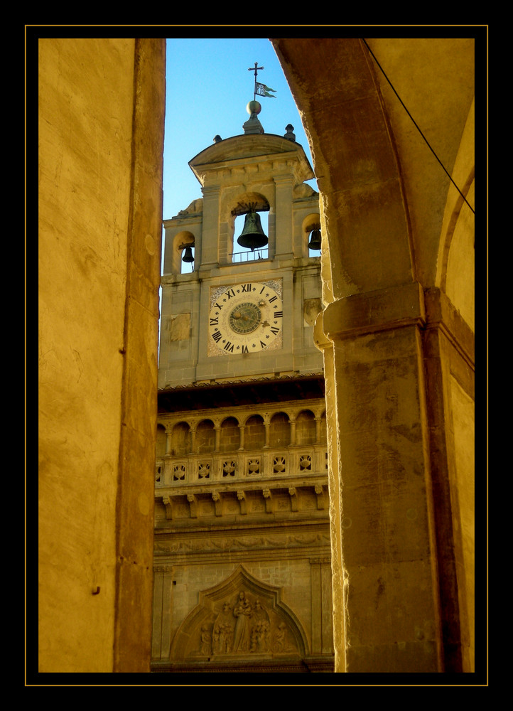 Arezzo - L'orologio dalle logge Vasari