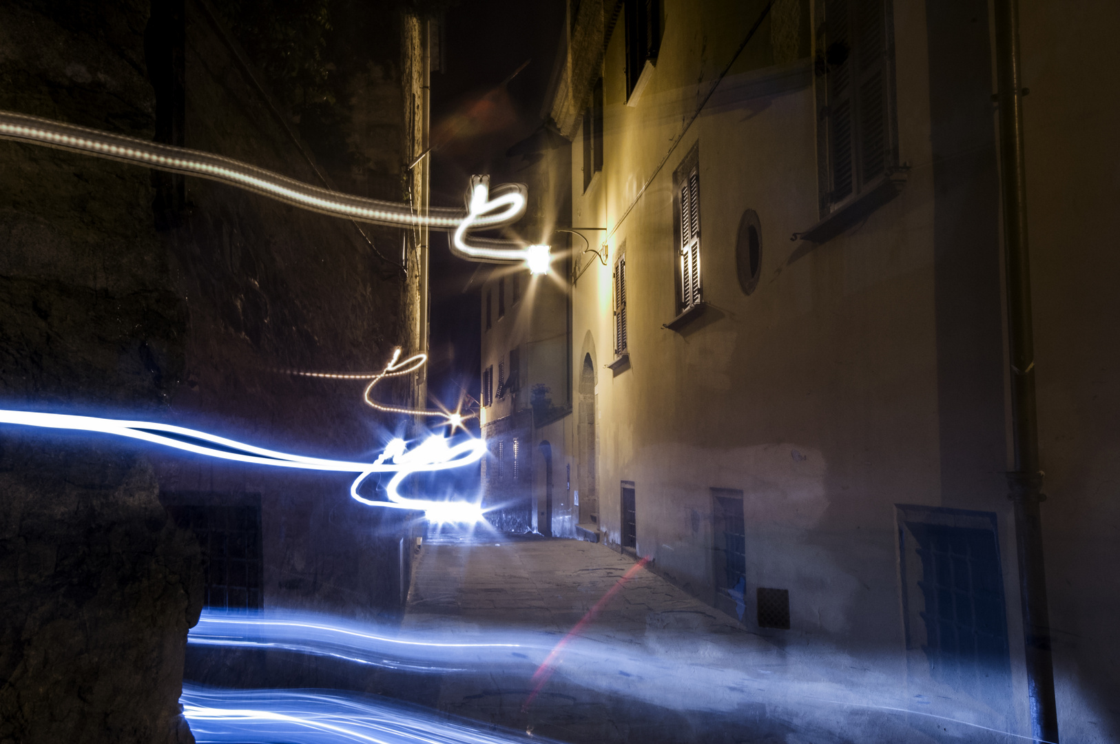 Arezzo - vicolo di notte...passa una macchina