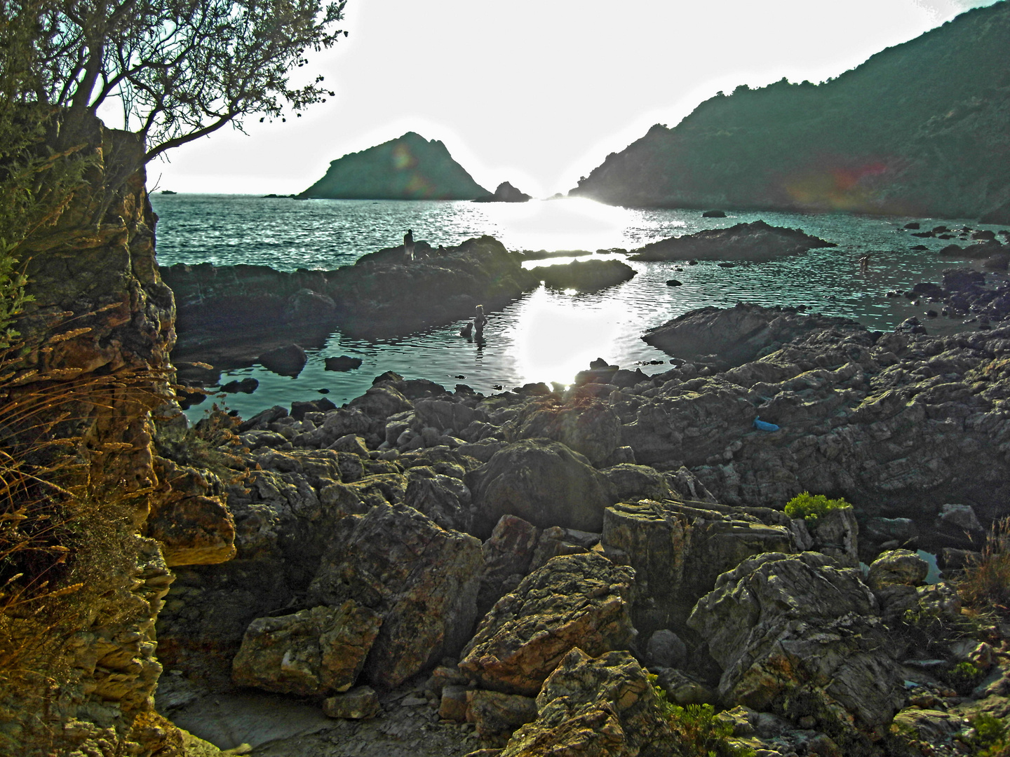 Argentario: l'isola rossa e lo specchio solare nell'acqua.....