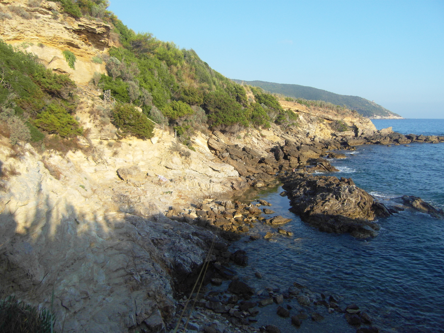 argentario-spiaggia dell'isola rossa e vista sulle cannelle