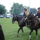 Argentina gauchos desfilando bajo lluvia