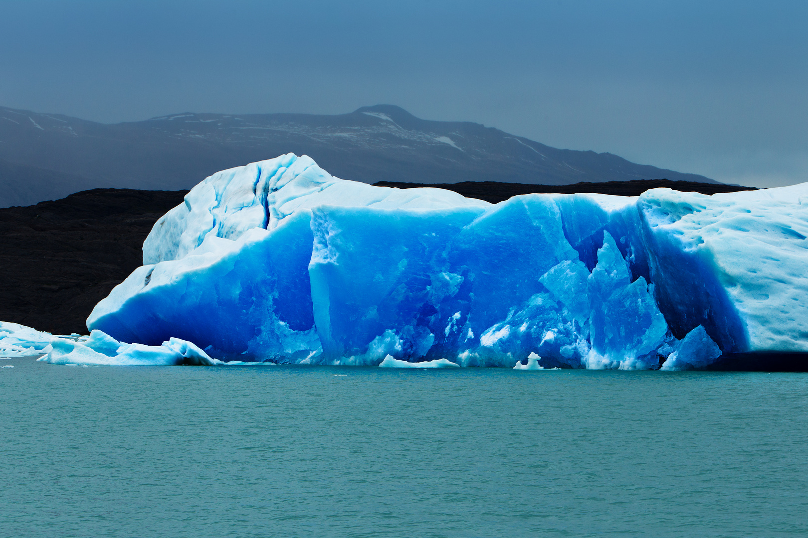 Argentinische Impressionen: Eisberg vor dem Andenmassiv