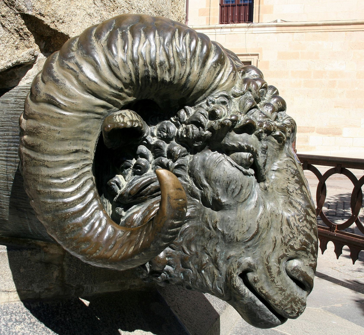 Ariete en la parte inferior de la estatua de Viriato en Zamora.