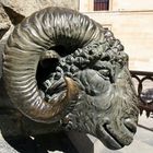 Ariete en la parte inferior de la estatua de Viriato en Zamora.