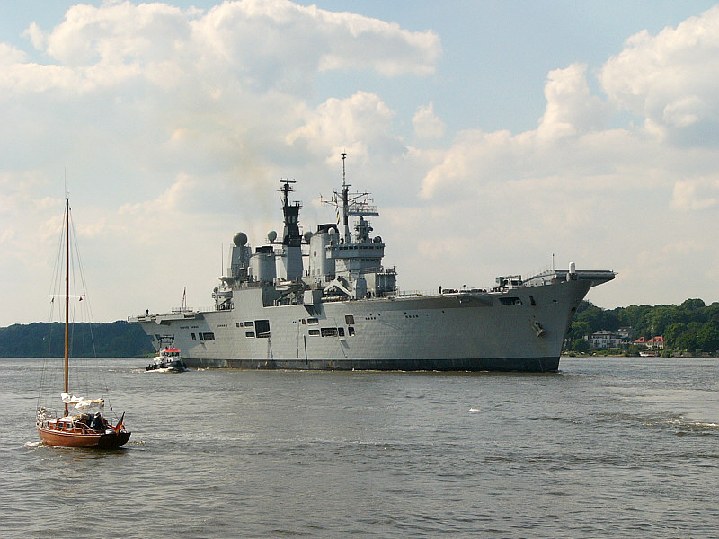 ARK Royal besucht Hamburg.