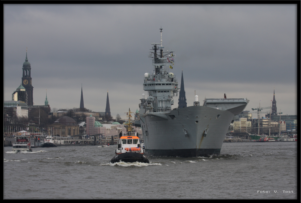 "ARK ROYAL" verlässt Hamburg