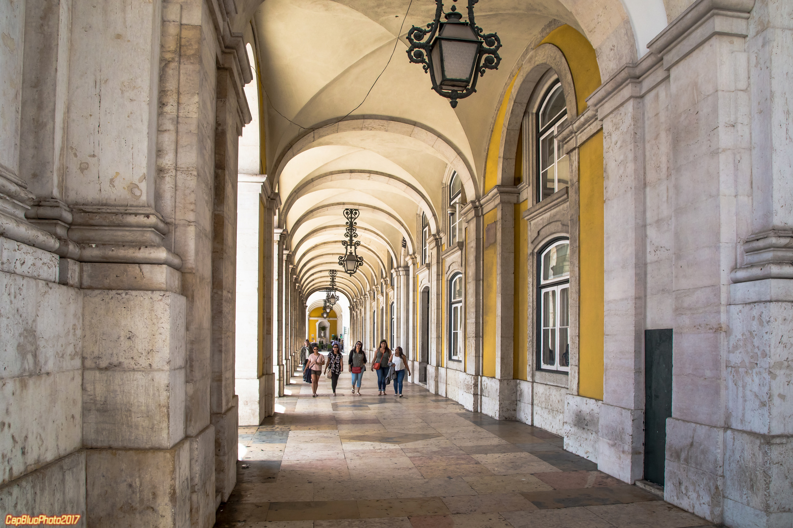 Arkaden an der Praca do Comercio