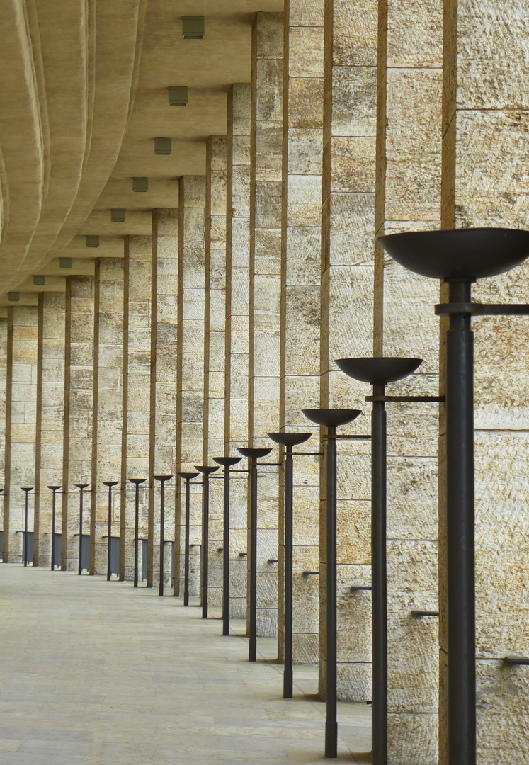 Arkadengang außen am Berliner Olympiastadion