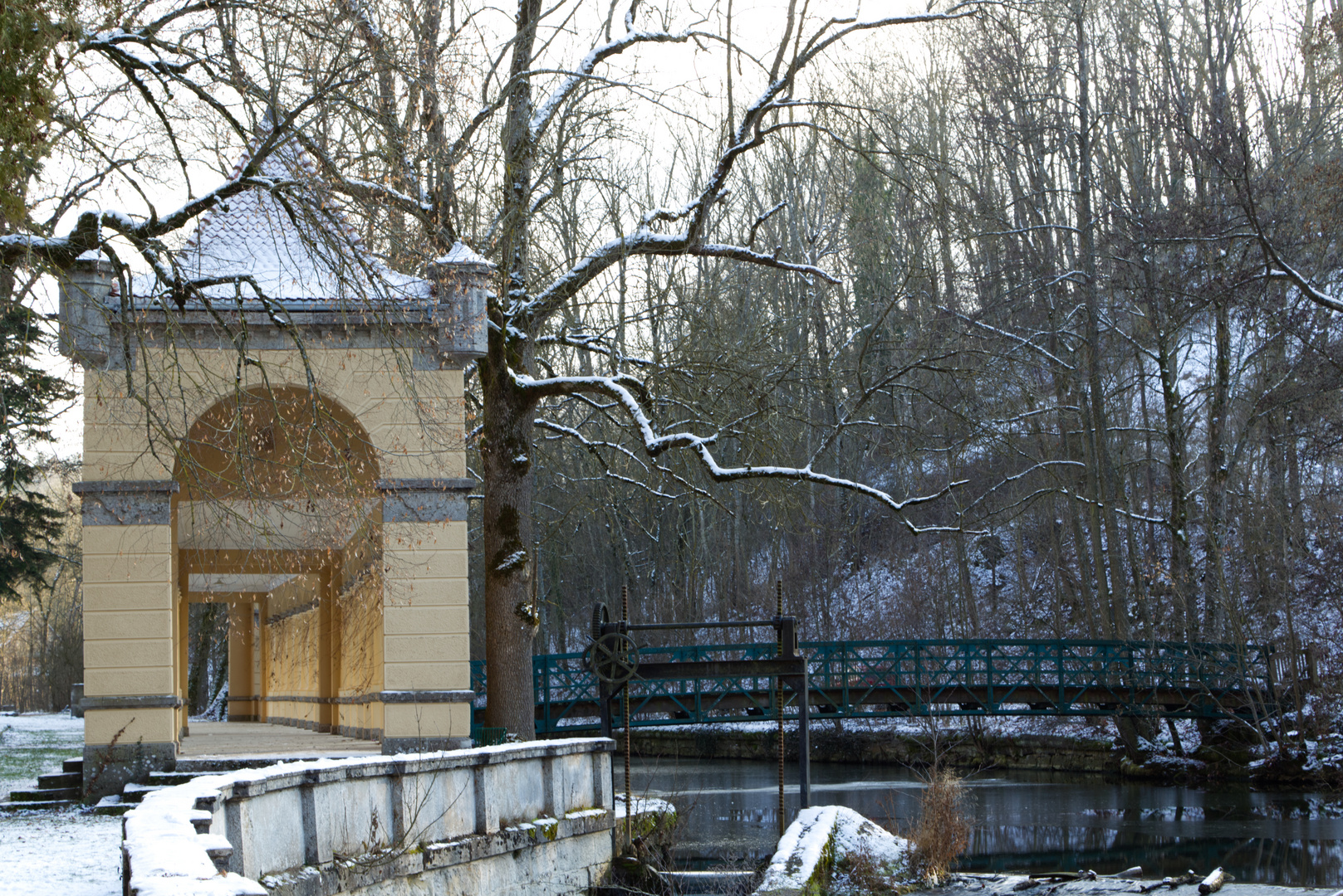 Arkadenhalle mit Brücke