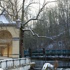 Arkadenhalle mit Brücke