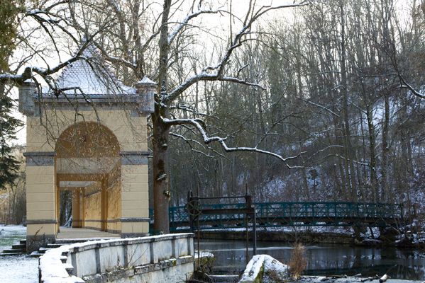Arkadenhalle mit Brücke