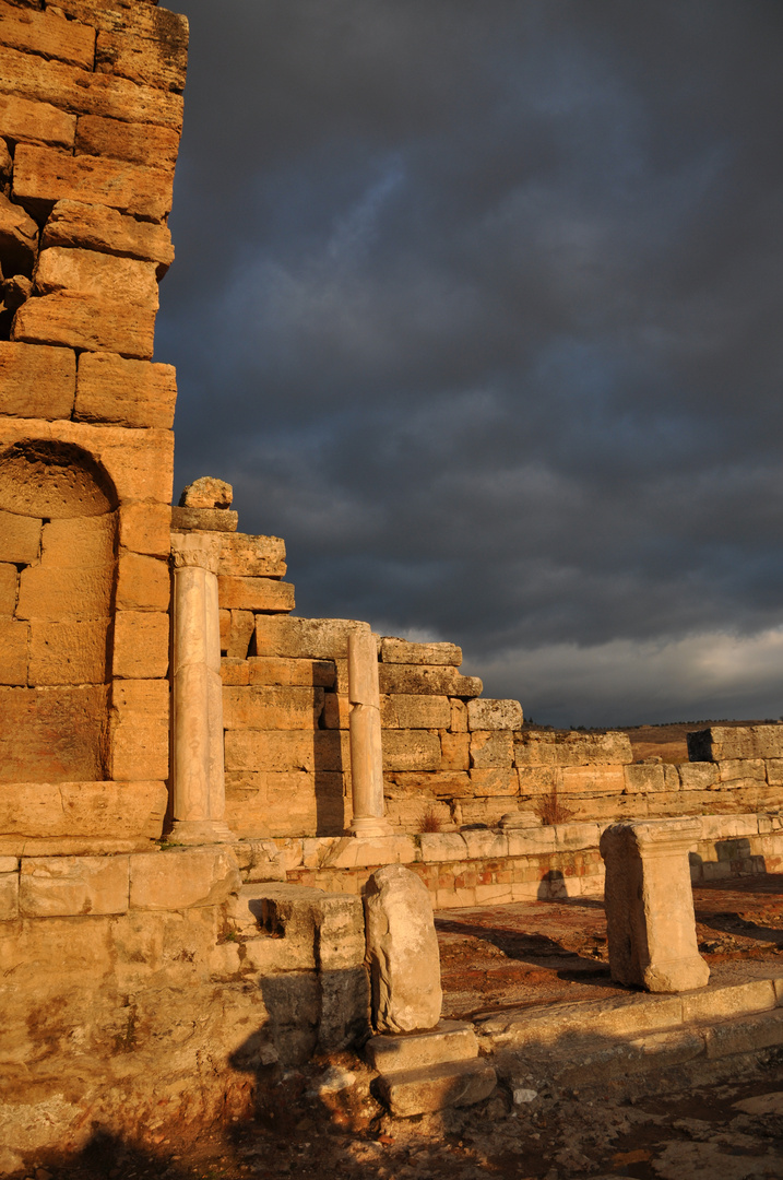 Arkadenstrasse (Hierapolis) im Sonnenuntergang mit tollem Wolkenbild